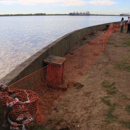El murallón del puerto está cediendo y piden respetar la señalización preventiva
