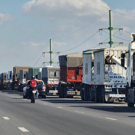 Los camiones congestionan las rutas del cordón industrial