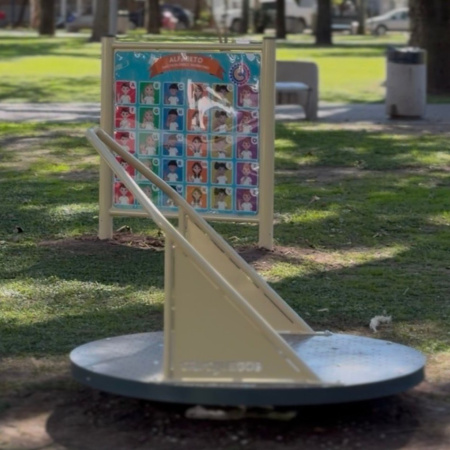 La Municipalidad instaló juegos infantiles adaptados en la Plaza 9 de Julio