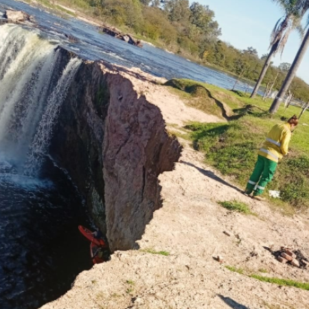 Bomberos de Arroyo Seco rescataron a un perrito que cayó al Arroyo Pavón