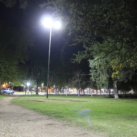 La municipalidad iluminó y recuperó un espacio verde olvidado