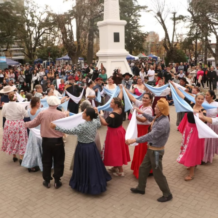 Arroyo Seco celebra el 216° aniversario de la Revolución de Mayo con una peña en la plaza 9 de Julio