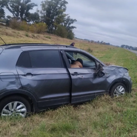 Una camioneta volcó en la autopista a la altura de Ramallo