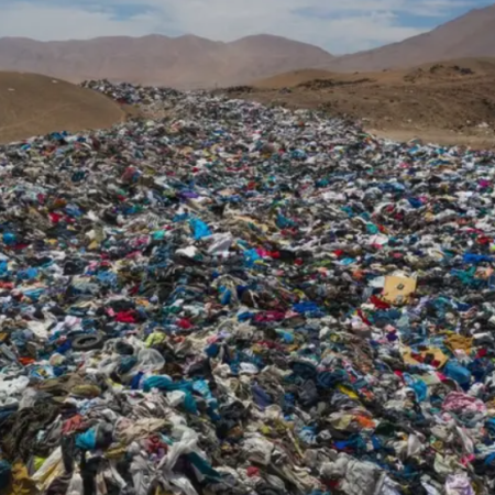 Cementerio de la moda: Una montaña de ropa usada cubre el desierto de Atacama y ya se ve desde los satélites
