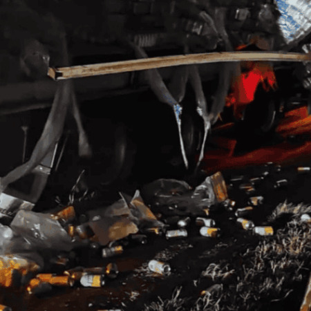 Un camión perdió parte de su carga de cerveza tras chocar en la autopista