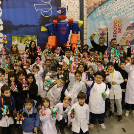 Más de 400 niños aprendieron a armar juguetes con plásticos reciclados