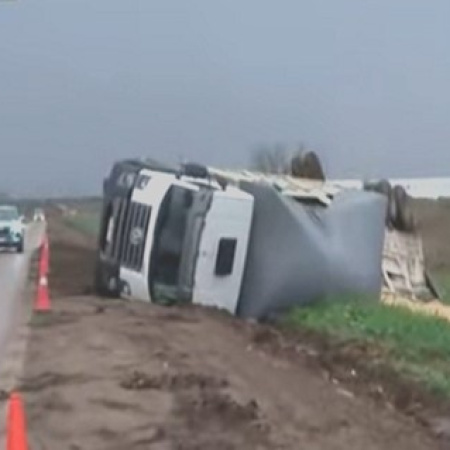 Un camión volcó en el acceso a Cargill