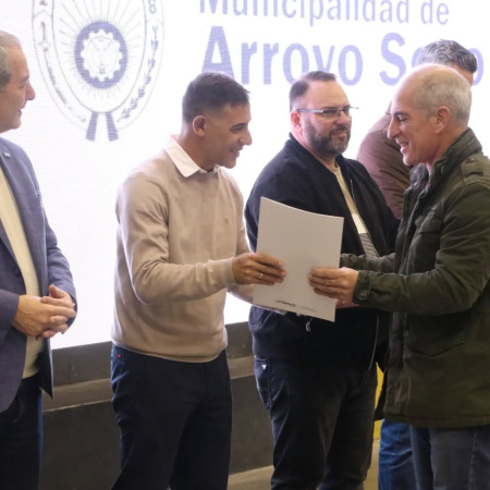 Otras 41 familias de Arroyo Seco recibieron las escrituras de sus viviendas