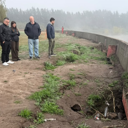 El Concejo sigue dilatando la reparación del murallón del puerto