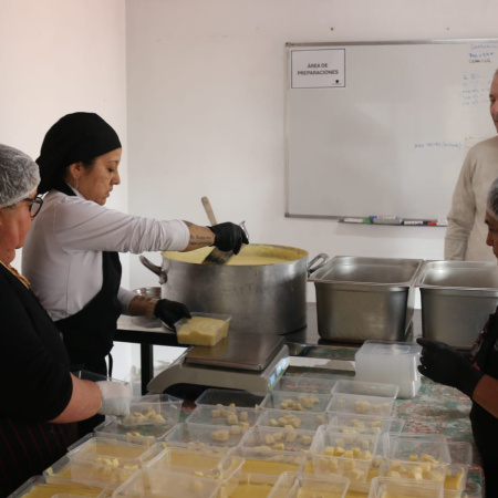 Tonelli visitó la cocina centralizada en Cáritas