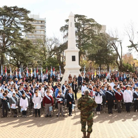 Emotivo acto oficial y promesa de lealtad a la Bandera Nacional