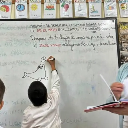 Más de 63 mil docentes y personal escolar cobrarán el incentivo mensual de mayo