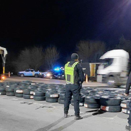General Lagos: Interceptaron a tres personas que trasladaban 210 cubiertas sin documentación