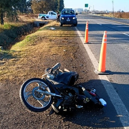 Un motociclista chocó contra un perro en la ruta 21 y está grave