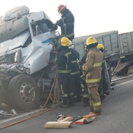 Dos camiones chocaron en la autopista: Un chofer está grave