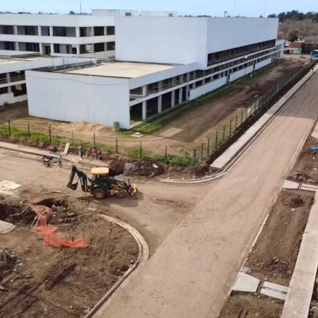Avanza la pavimentación del entorno del Hospital Regional Sur