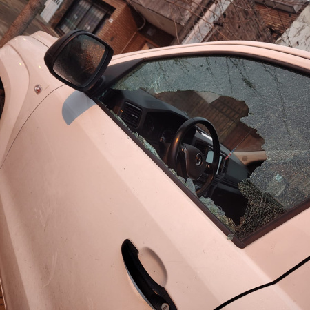 Balearon dos vehículos de Julián Cardo frente a su domicilio