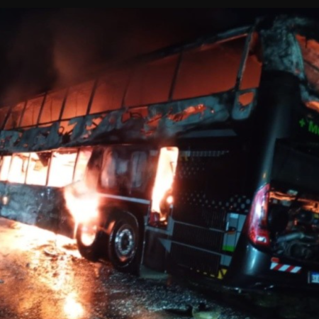 Un colectivo de la empresa Lauri se incendió en la autopista