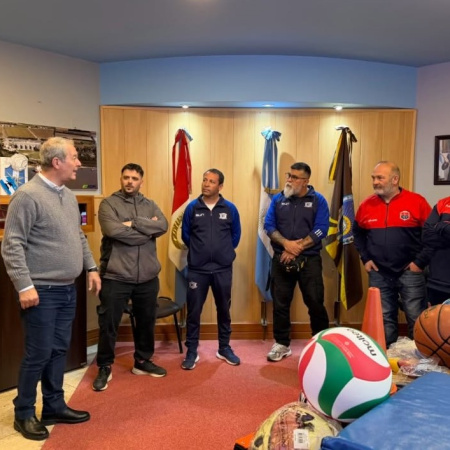 La Municipalidad entregó equipamiento deportivo a los clubes