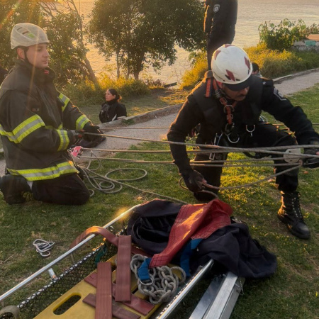 Bomberos rescataron a dos personas que cayeron al río Paraná