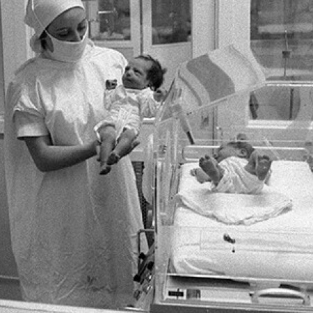 "Separaba bebés de sus madres biológicas y los entregaba por dinero"
