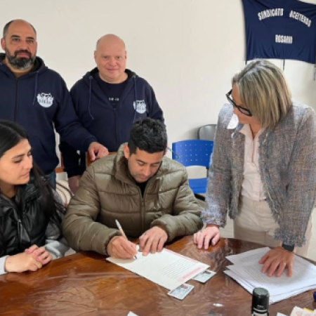 Se firmaron las primeras escrituras de los terrenos del barrio aceitero