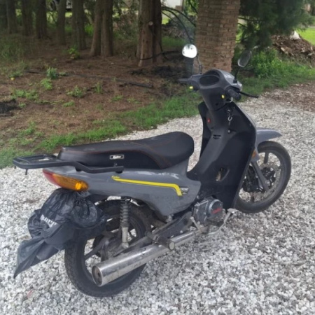 Cayeron dos motociclistas armados que intentaron entrar a una casa