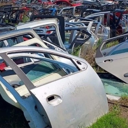 Clausuraron un desarmadero con más de 200 vehículos de desguace